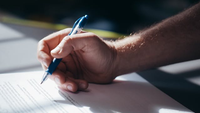 Γνωστοί δικηγόροι σε επαγγελματική συζήτηση με πελάτη